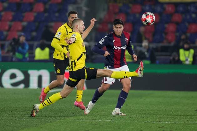 21st January 2025; Stadio Renato Dall Ara, Bologna, Italy, UEFA Champions League Football, Bologna versus Borussia Dortmund; Santiago Castro of Bologna FC under pressure from Waldemar Anton of Borussia Dortmund  ActionPlus12741967 EmanuelexPennacchio