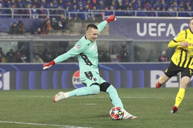 CALCIO - UEFA Champions League - Bologna FC vs Borussia Dortmund Lukas Skorupski of Bologna FC play the ball during Bologna BFC vs Borussia Dortmund, 7Â° round of Chanpions League 2024-25, game at Renato Dall Ara stadiumo in Bologna (BG), Italy, on January 21, 2024. Bologna Italy  Copyright: xIPAxSport ABACAx