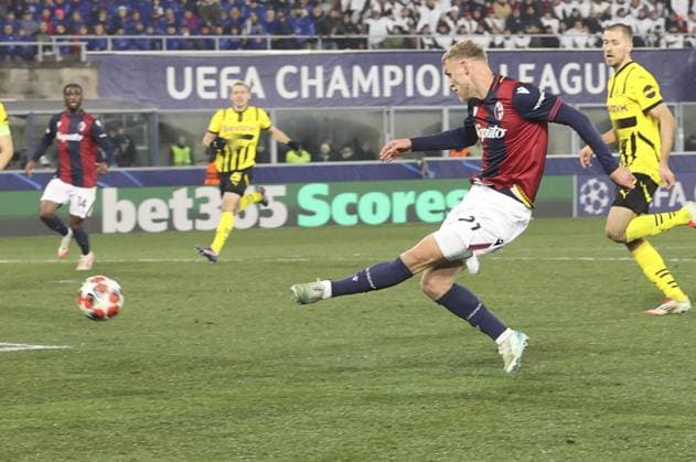 CALCIO - UEFA Champions League - Bologna FC vs Borussia Dortmund Jens Odgaard of Bologna FC play the ball during Bologna BFC vs Borussia Dortmund, 7Â° round of Chanpions League 2024-25, game at Renato Dall Ara stadiumo in Bologna (BG), Italy, on January 21, 2024. Bologna Italy  Copyright: xIPAxSport ABACAx