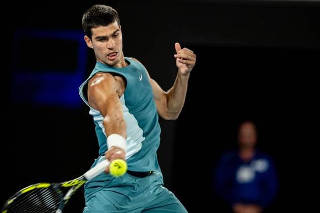(250122) -- MELBOURNE, Jan. 22, 2025 -- Carlos Alcaraz hits a return during the men s singles quarterfinal between Novak Djokovic of Serbia and Carlos Alcaraz of Spain at Australian Open tennis tournament in Melbourne, Australia, Jan. 21, 2025. (Photo by Xinhua) (SP)AUSTRALIA-MELBOURNE-TENNIS-AUSTRALIAN OPEN-DAY 10 HuxJingchen 