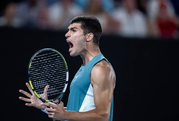 (250122) -- MELBOURNE, Jan. 22, 2025 -- Carlos Alcaraz reacts during the men s singles quarterfinal between Novak Djokovic of Serbia and Carlos Alcaraz of Spain at Australian Open tennis tournament in Melbourne, Australia, Jan. 21, 2025. (Photo by Xinhua) (SP)AUSTRALIA-MELBOURNE-TENNIS-AUSTRALIAN OPEN-DAY 10 HuxJingchen 