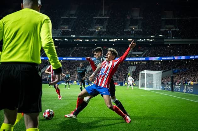 Atletico de Madrid Vs Bayer Leverkusen in Madrid, Spain - 21 Jan 2025 Piero Hincapie (Bayer Leverkusen) and Giuliano Simeone (Atlético de Madrid) in action during a UEFA Champions League match between Atletico de Madrid and Bayer Leverkusen at Riyadh Air Metropolitano. Final Score: Atletico de Madrid 2:1 Bayer Leverkusen Madrid Spain Copyright: xFelipexMondinox xSOPAxImagesx SP0554-0768