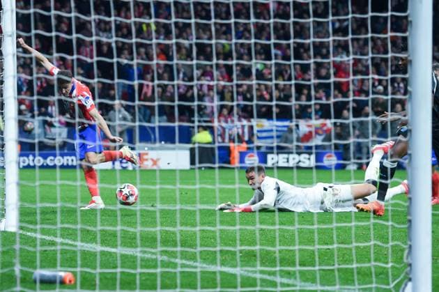 Sport Bilder des Tages (250122) -- MADRID, Jan. 22, 2025 -- Julian Alvarez (L) of Atletico de Madrid, scores a goal during the Champions League football match between Atletico de Madrid and Bayer Leverkusen, in Madrid, Spain, on Jan. 21, 2025. (Photo by Xinhua) (SP)SPAIN-MADRID-FOOTBALL-CHAMPIONS LEAGUE-ATLETICO DE MADRID-BAYER LEVERKUSEN GustavoxValiente 