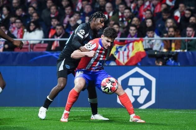 (250122) -- MADRID, Jan. 22, 2025 -- Julian Alvarez (R) of Atletico de Madrid, vies with Frimpong of Bayer Leverkusen during the Champions League football match between Atletico de Madrid and Bayer Leverkusen, in Madrid, Spain, on Jan. 21, 2025. (Photo by Xinhua) (SP)SPAIN-MADRID-FOOTBALL-CHAMPIONS LEAGUE-ATLETICO DE MADRID-BAYER LEVERKUSEN GustavoxValiente 