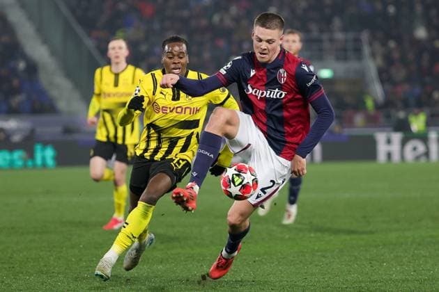 January 21, 2025, Bologna, Italy: Emil Holm of Bologna FC and Jamie Bynoe-Gittens of Borussia Dortmund in action during the Italian Serie A soccer match Bologna FC vs Borussia Dortmund at Renato dall Ara Stadium. Final score; Bologna FC 2 - 1 Borussia Dortmund Bologna Italy - ZUMAs197 20250121_aaa_s197_275 Copyright: xEmanuelexPennacchiox