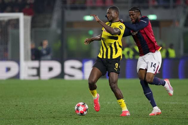 Bologna FC Vs Borussia Dortmund in Bologna, Italy - 21 Jan 2025 (L-R) Serhou Guirassy of Borussia Dortmund and Samuel Iling-Junior of Bologna FC in action during the Italian Serie A soccer match Bologna FC vs Borussia Dortmund at Renato dall Ara Stadium. Final score; Bologna FC 2 - 1 Borussia Dortmund Bologna Italy Copyright: xEmanuelexPennacchiox xSOPAxImagesx EPR17295