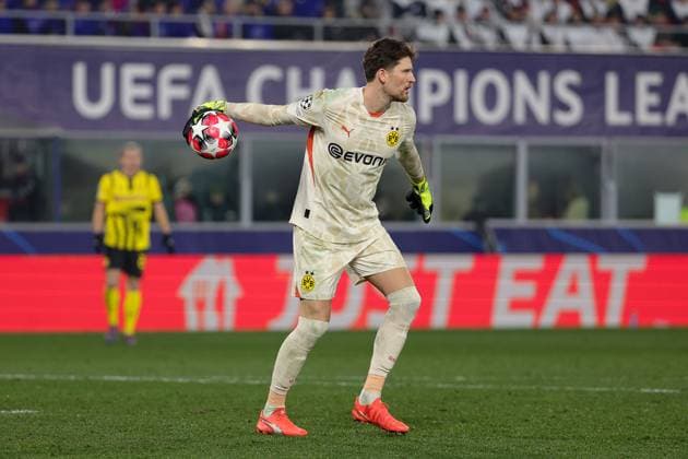 Bologna FC Vs Borussia Dortmund in Bologna, Italy - 21 Jan 2025 Gregor Kobel of Borussia Dortmund in action during the Italian Serie A soccer match Bologna FC vs Borussia Dortmund at Renato dall Ara Stadium. Final score; Bologna FC 2 - 1 Borussia Dortmund Bologna Italy Copyright: xEmanuelexPennacchiox xSOPAxImagesx EPR18025