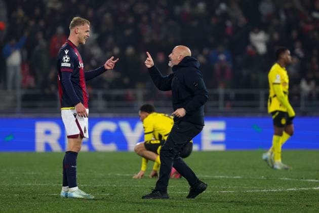 January 21, 2025, Bologna, Italy: Vincenzo Italiano head coach of Bologna FC celebrates their victory at the end of the match during the Italian Serie A soccer match Bologna FC vs Borussia Dortmund at Renato dall Ara Stadium. Final score; Bologna FC 2 - 1 Borussia Dortmund Bologna Italy - ZUMAs197 20250121_aaa_s197_288 Copyright: xEmanuelexPennacchiox