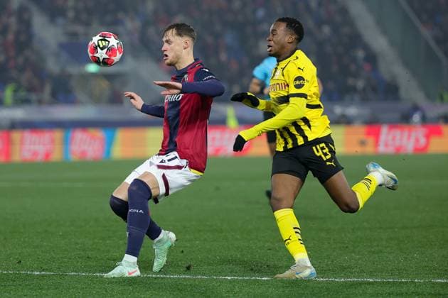 January 21, 2025, Bologna, Italy: Sam Beukema of Bologna FC and Jamie Bynoe-Gittens of Borussia Dortmund in action during the Italian Serie A soccer match Bologna FC vs Borussia Dortmund at Renato dall Ara Stadium. Final score; Bologna FC 2 - 1 Borussia Dortmund Bologna Italy - ZUMAs197 20250121_aaa_s197_291 Copyright: xEmanuelexPennacchiox