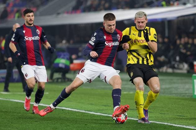Bologna FC Vs Borussia Dortmund in Bologna, Italy - 21 Jan 2025 (L-R) Emil Holm of Bologna FC and Julian Ryerson of Borussia Dortmund in action during the Italian Serie A soccer match Bologna FC vs Borussia Dortmund at Renato dall Ara Stadium. Final score; Bologna FC 2 - 1 Borussia Dortmund Bologna Italy Copyright: xEmanuelexPennacchiox xSOPAxImagesx EPR16304