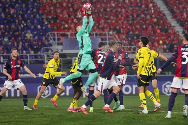 Bologna FC Vs Borussia Dortmund in Bologna, Italy - 21 Jan 2025 Lukasz Skorupski of Bologna FC in action during the Italian Serie A soccer match Bologna FC vs Borussia Dortmund at Renato dall Ara Stadium. Final score; Bologna FC 2 - 1 Borussia Dortmund Bologna Italy Copyright: xEmanuelexPennacchiox xSOPAxImagesx EPR16926