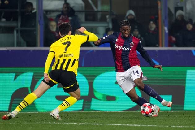 January 21, 2025, Bologna, Italy: Samuel Iling-Junior (R) of Bologna FC and Giovanni Reyna (L) of Borussia Dortmund in action during the Italian Serie A soccer match Bologna FC vs Borussia Dortmund at Renato dall Ara Stadium. Final score; Bologna FC 2 - 1 Borussia Dortmund Bologna Italy - ZUMAs197 20250121_aaa_s197_315 Copyright: xEmanuelexPennacchiox