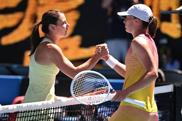 TENNIS AUSTRALIAN OPEN, Iga Swiatek of Poland (right) celebrates winning her 1 4 final match against Emma Navarro of USA during the 2025 Australian Open at Melbourne Park in Melbourne, Wednesday, January 22, 2025. ( NO ARCHIVING, EDITORIAL USE ONLY, NO USE IN BOOKS WITHOUT CONSENT MELBOURNE VICTORIA AUSTRALIA  Copyright: xJAMESxROSSx 20250122171877127852