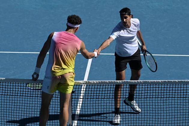TENNIS AUSTRALIAN OPEN, Ben Shelton of USA shakes hands mid match after an intense rally during his 1 4 final match against Lorenzo Sonego of Italy during the 2025 Australian Open at Melbourne Park in Melbourne, Wednesday, January 22, 2025. ( NO ARCHIVING, EDITORIAL USE ONLY, NO USE IN BOOKS WITHOUT CONSENT MELBOURNE VICTORIA AUSTRALIA  Copyright: xJAMESxROSSx 20250122184969856392