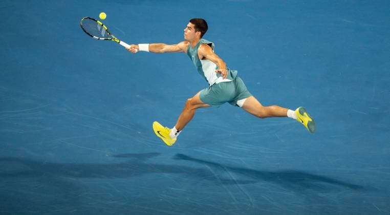 (250122) -- MELBOURNE, Jan. 22, 2025 -- Carlos Alcaraz hits a return during the men s singles quarterfinal between Novak Djokovic of Serbia and Carlos Alcaraz of Spain at Australian Open tennis tournament in Melbourne, Australia, Jan. 21, 2025. (Photo by Xinhua) (SP)AUSTRALIA-MELBOURNE-TENNIS-AUSTRALIAN OPEN-DAY 10 HuxJingchen 