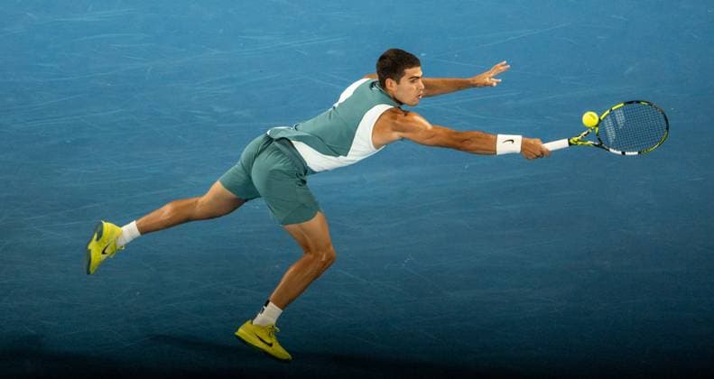 (250122) -- MELBOURNE, Jan. 22, 2025 -- Carlos Alcaraz hits a return during the men s singles quarterfinal between Novak Djokovic of Serbia and Carlos Alcaraz of Spain at Australian Open tennis tournament in Melbourne, Australia, Jan. 21, 2025. (Photo by Xinhua) (SP)AUSTRALIA-MELBOURNE-TENNIS-AUSTRALIAN OPEN-DAY 10 HuxJingchen 
