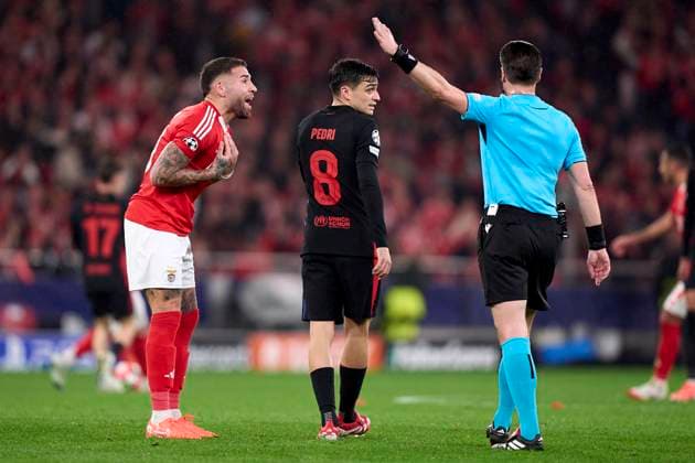 SL Benfica v FC Barcelona, Barca - UEFA Champions League 2024 25 League Phase MD7 Nicolas Otamendi of SL Benfica discusses with the referee, Danny Makkelie, during the UEFA Champions League match between SL Benfica and FC Barcelona at Estadio Da Luz in Lisbon, Portugal, on January 21, 2025. Lisbon, Portugal Lisbon Portugal  Copyright: xJosexManuelxAlvarezxReyx originalFilename:alvarezrey-notitle250121_np6Rj.jpg