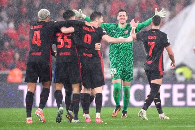 SL Benfica v FC Barcelona, Barca - UEFA Champions League 2024 25 League Phase MD7 Wojciech Szczesny of FC Barcelona celebrates with his teammates after the UEFA Champions League match between SL Benfica and FC Barcelona at Estadio Da Luz in Lisbon, Portugal, on January 21, 2025. Lisbon, Portugal Lisbon Portugal  Copyright: xJosexManuelxAlvarezxReyx originalFilename:alvarezrey-notitle250121_np8pm.jpg