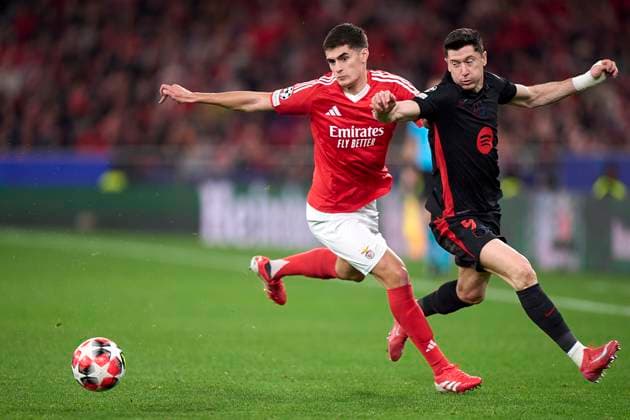 SL Benfica v FC Barcelona, Barca - UEFA Champions League 2024 25 League Phase MD7 Antonio Silva of SL Benfica competes for the ball with Robert Lewandowski of FC Barcelona during the UEFA Champions League match between SL Benfica and FC Barcelona at Estadio Da Luz in Lisbon, Portugal, on January 21, 2025. Lisbon, Portugal Lisbon Portugal  Copyright: xJosexManuelxAlvarezxReyx originalFilename:alvarezrey-notitle250121_npwFC.jpg
