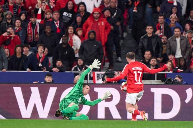 SL Benfica v FC Barcelona, Barca - UEFA Champions League 2024 25 League Phase MD7 Wojciech Szczesny of FC Barcelona competes for the ball with Kerem Akturkoglu of SL Benfica during the UEFA Champions League match between SL Benfica and FC Barcelona at Estadio Da Luz in Lisbon, Portugal, on January 21, 2025. Lisbon, Portugal Lisbon Portugal  Copyright: xJosexManuelxAlvarezxReyx originalFilename:alvarezrey-notitle250121_npAjc.jpg