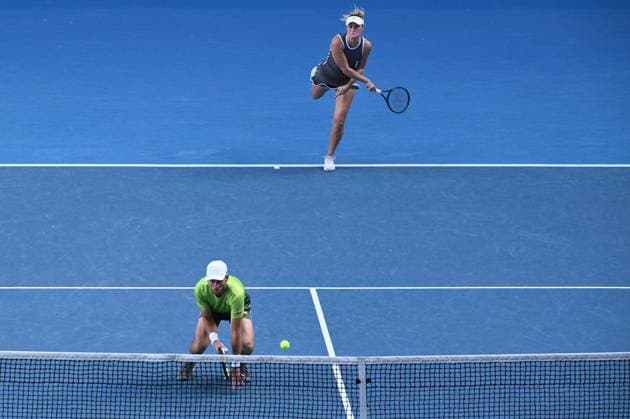 TENNIS AUSTRALIAN OPEN, Erin Routliffe (top) and Michael Venus of New Zealand during their Mixed doubles Semi-final match against Olivia Gadecki and John Peers during the 2025 Australian Open at Melbourne Park in Melbourne, Sunday, January 19, 2025. ( NO ARCHIVING, EDITORIAL USE ONLY, NO USE IN BOOKS WITHOUT CONSENT MELBOURNE VICTORIA AUSTRALIA  Copyright: xJOELxCARRETTx 20250122172812751574