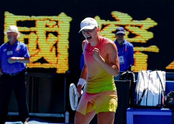 (250122) -- MELBOURNE, Jan. 22, 2025 -- Iga Swiatek celebrates during the women s singles quarterfinals match between Iga Swiatek of Poland and Emma Navarro of the United States at Australian Open tennis tournament in Melbourne, Australia, Jan. 22, 2025. (Photo by Xinhua) (SP)AUSTRALIA-MELBOURNE-TENNIS-AUSTRALIAN OPEN-DAY 11 ChuxChen 