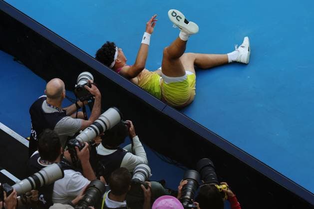 Ben Shelton falls to the ground during a tie break in his Quarter-final match against Sonego in the Rod Laver Arena Australian Open, Day Eleven, Tennis, Melbourne Park, Melbourne, Australia - 22 Jan 2025  Copyright: xRachelxBach Shutterstockx 15108798dl