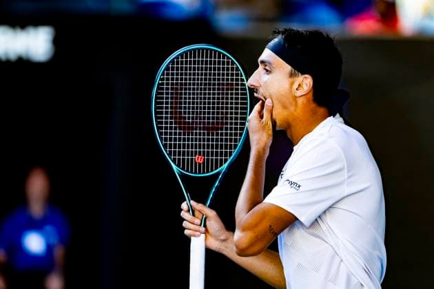 Sport Bilder des Tages MELBOURNE, VIC - JANUARY 22: Lorenzo Sonego of Italy shows his frustration during the Quarterfinals of the 2025 Australian Open on January 22 2025, at Melbourne Park in Melbourne, Australia. (Photo by Jason Heidrich Icon Sportswire) TENNIS: JAN 22 Australian Open EDITORIAL USE ONLY Icon250122148