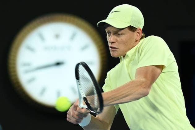 Sport Bilder des Tages TENNIS AUSTRALIAN OPEN, Jannik Sinner of Italy returns during his quarterfinal match against Alex de Minaur of Australia during the 2025 Australian Open at Melbourne Park in Melbourne, Wednesday, January 22, 2025. ( NO ARCHIVING, EDITORIAL USE ONLY, NO USE IN BOOKS WITHOUT CONSENT MELBOURNE VICTORIA AUSTRALIA  Copyright: xJOELxCARRETTx 20250122192343437077
