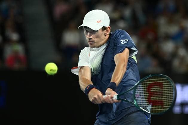 TENNIS AUSTRALIAN OPEN, Alex de Minaur of Australia returns during his quarterfinal match against Jannik Sinner of Italy during the 2025 Australian Open at Melbourne Park in Melbourne, Wednesday, January 22, 2025. ( NO ARCHIVING, EDITORIAL USE ONLY, NO USE IN BOOKS WITHOUT CONSENT MELBOURNE VICTORIA AUSTRALIA  Copyright: xJOELxCARRETTx 20250122168365527791