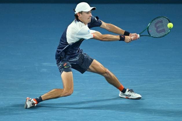 TENNIS AUSTRALIAN OPEN, Alex de Minaur of Australia returns during his quarterfinal match against Jannik Sinner of Italy during the 2025 Australian Open at Melbourne Park in Melbourne, Wednesday, January 22, 2025. ( NO ARCHIVING, EDITORIAL USE ONLY, NO USE IN BOOKS WITHOUT CONSENT MELBOURNE VICTORIA AUSTRALIA  Copyright: xJAMESxROSSx 20250122158872504713