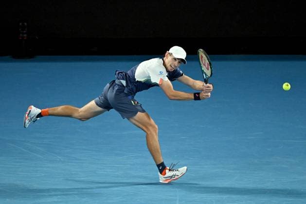 TENNIS AUSTRALIAN OPEN, Alex de Minaur of Australia returns during his quarterfinal match against Jannik Sinner of Italy during the 2025 Australian Open at Melbourne Park in Melbourne, Wednesday, January 22, 2025. ( NO ARCHIVING, EDITORIAL USE ONLY, NO USE IN BOOKS WITHOUT CONSENT MELBOURNE VICTORIA AUSTRALIA  Copyright: xJAMESxROSSx 20250122183069796263