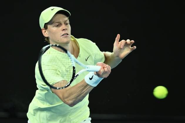 TENNIS AUSTRALIAN OPEN, Jannik Sinner of Italy returns during his quarterfinal match against Alex de Minaur of Australia during the 2025 Australian Open at Melbourne Park in Melbourne, Wednesday, January 22, 2025. ( NO ARCHIVING, EDITORIAL USE ONLY, NO USE IN BOOKS WITHOUT CONSENT MELBOURNE VICTORIA AUSTRALIA  Copyright: xJAMESxROSSx 20250122146502365788