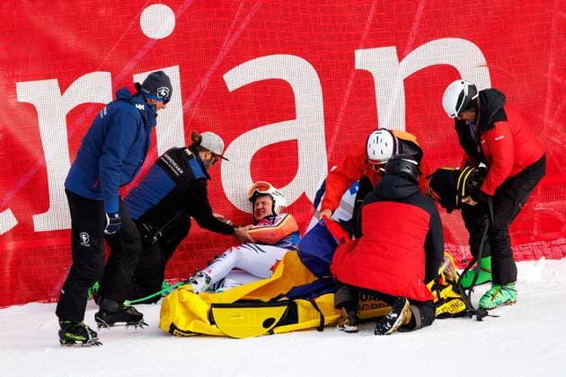 Bilder des Jahres 2025, Sport 01 Januar Sport Themen der Woche KW04 Sport Bilder des Tages ALPINE SKIING - FIS WC Kitzbuehel KITZBUEHEL,AUSTRIA,22.JAN.25 - ALPINE SKIING - FIS World Cup, Hahnenkamm-race, downhill training, men. Image shows Jacob Schramm (GER) and medics.  GEPAxpictures xMaticxKlansek