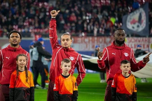 GER, Leipzig, RB Leipzig vs Sporting Lisbon, matchday 7 UEFA Champions League league phase in the picture from l Lois Openda RB Leipzig 11 , Xavi Simons RB Leipzig 10 shows thumbs up towards the stands, Lutsharel Geertruida RB Leipzig 03 , entering the stadium 22 01 2025, UEFA REGULATES PROHIBIT ANY USE OF PHOTOGRAPHS AS IMAGE SEQUENCES AND OR QUASI VIDEO, Copyright: HMBxMedia PaulxFritz
