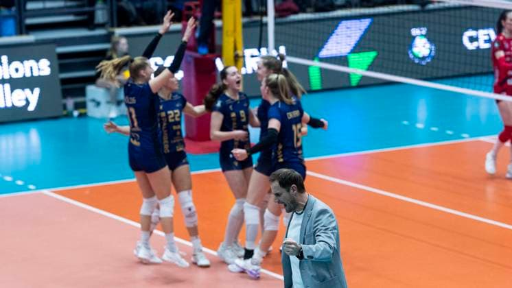 22 1 2025, Volleyball, Women, CEV Champions League Volley 2025, Preliminary Round, Group B, Matchday 6, SSC Palmberg Schwerin Germany Tent Obrenovac Serbia Coach Felix Koslowski SSC Palmberg Schwerin, front cheers, back cheers the players of SSC Palmberg Schwerin Schwerin Palmberg Arena Mecklenburg-Vorpommern Germany