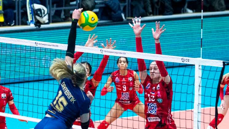 22 1 2025, Volleyball, Women, CEV Champions League Volley 2025, Preliminary round, Group B, Matchday 6, SSC Palmberg Schwerin Germany Tent Obrenovac Serbia Elles Dambrink SSC Palmberg Schwerin, left against Mina Mijatovic Tent Obrenovac, right Schwerin Palmberg Arena Mecklenburg-Vorpommern Germany