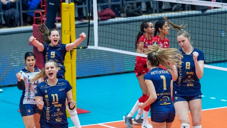 22 1 2025, Volleyball, Women, CEV Champions League Volley 2025, Preliminary round, Group B, Matchday 6, SSC Palmberg Schwerin Germany Tent Obrenovac Serbia The players of SSC Palmberg Schwerin cheer Patricia Llabres Herrera SSC Palmberg Schwerin, left , Anne Hölzig SSC Palmberg Schwerin, front, 2 from left , Leana Grozer SSC Palmberg Schwerin, back, 2 from left , Karla Antunovic SSC Palmberg Schwerin, 2 from right and Britte Stuut SSC Palmberg Schwerin, right Schwerin Palmberg Arena Mecklenburg Vorpommern Germany