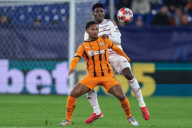 Soccer UEFA Champions League matchday 7 Shakhtar Donetsk Stade Brest on 22 01 2025 at Arena AufSchalke in Gelsenkirchen Eguinaldo Donetsk , front Abdoulaye Ndiaye Brest , back xJRx