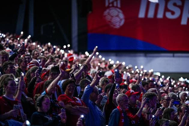 Fans hold up smartphones with lights DEN, Denmark vs Germany, Handball, IHF World Championship 2025, Main Group 1, Matchday 1, 21 01 2025 DEN, Denmark vs Germany, Handball, IHF World Championship 2025, Main Group 1, Matchday 1, 21 01 2025 Herning Copyright: xEibner-Pressefoto MarcelxvonxFehrnx EP_MFN