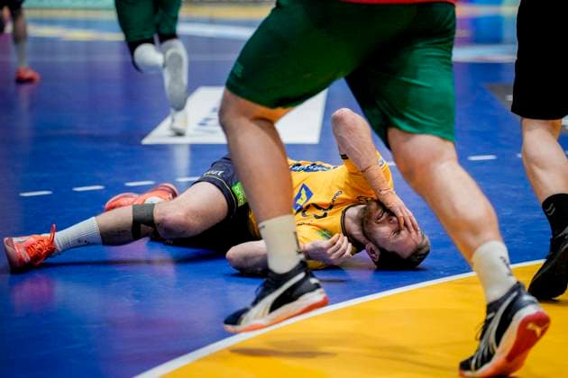 Handball World Cup main round Sweden Portugal Fornebu 20250122 Sweden s Albin Lagergren gets punched in the face during the World Championship handball match between Sweden and Portugal at Unity Arena Photo Stian Lysberg Solum NTB Fornebu Norway EDITORIAL USE ONLY RESTRICTED USE FOR BETTING COMPANIES  Copyright: xStianxLysbergxSolumx xNTBx