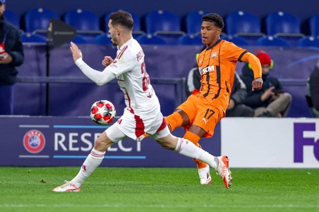 22 01 2025, Football, UEFA Champions League, Shakhtar Donetsk Stade Brestois 29, Arena AufSchalke Gelsenkirchen, Matchday 7 Season 2024 2025 Mathias Pereira Lage Stade Brest 26 in duel against Vinicius Tobias Shakhtar Donetsk 17 North Rhine-Westphalia Germany