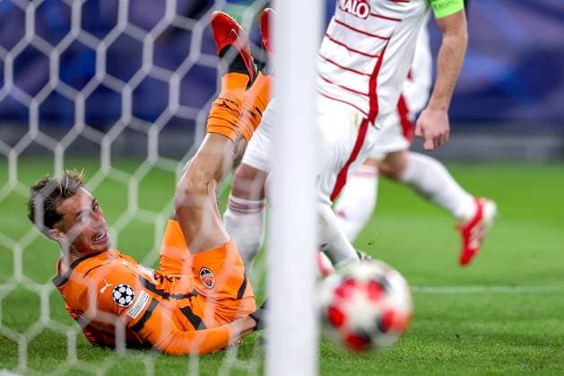 22 01 2025, Football, UEFA Champions League, Shakhtar Donetsk Stade Brestois 29, Arena AufSchalke Gelsenkirchen, Matchday 7 Season 2024 2025 Marlon Gomes Shakhtar Donetsk 30 shoots just past the post North Rhine-Westphalia Germany
