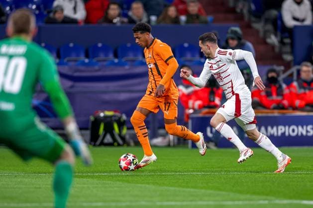 22 01 2025, Football, UEFA Champions League, Shakhtar Donetsk Stade Brestois 29, Arena AufSchalke Gelsenkirchen, Matchday 7 Season 2024 2025 Mathias Pereira Lage Stade Brest 26 in duel against Vinicius Tobias Shakhtar Donetsk 17 North Rhine-Westphalia Germany