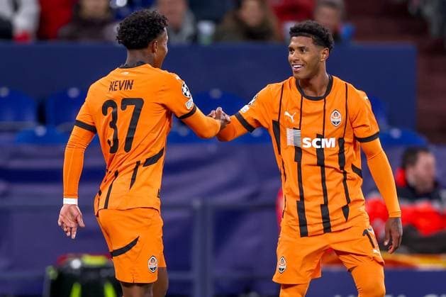 22 01 2025, Football, UEFA Champions League, Shakhtar Donetsk Stade Brestois 29, Arena AufSchalke Gelsenkirchen, Matchday 7 Season 2024 2025 Goalscorer Kevin Shakhtar Donetsk 37 scores to make it 1 0 and stands cheering next to Vinicius Tobias Shakhtar Donetsk 17 on the pitch North Rhine-Westphalia Germany