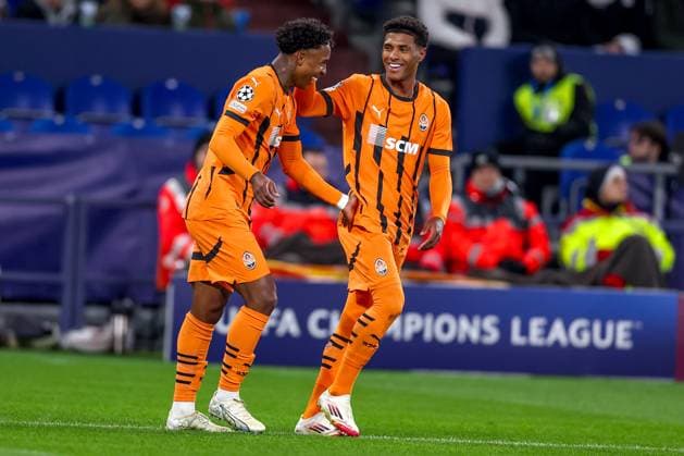 22 01 2025, Football, UEFA Champions League, Shakhtar Donetsk Stade Brestois 29, Arena AufSchalke Gelsenkirchen, Matchday 7 Season 2024 2025 Goalscorer Kevin Shakhtar Donetsk 37 scores to make it 1 0 and stands cheering next to Vinicius Tobias Shakhtar Donetsk 17 on the pitch North Rhine-Westphalia Germany