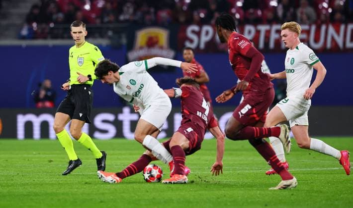 RB Leipzig Sporting Lisbon Champions League Leipzig, 22 01 2025, Red Bull Arena, Football, UEFA Champions League, Matchday 7 , RB Leipzig vs Sporting CP Lisbon , In the picture v l Trincao 17, Sporting is attacked in front of Willi Orban 4, RB Leipzig , For editorial use only Only editorial use , UEFA regulations prohibit any use of photographs as image sequences and or quasi video , Picture Point