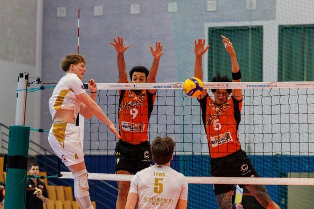 Djifa Amedegnato BR Volleys, 09 and Nehemiah Mote BR Volleys, 05 can fend off the ball from Tom Borchert VC Olympia Berlin, 04, BRVolleys vs VC Olympia Berlin, 1 Bundesliga, 2025 01 22 Berlin Berlin Land Copyright: xFootxBowl ThomasxSobotzkix