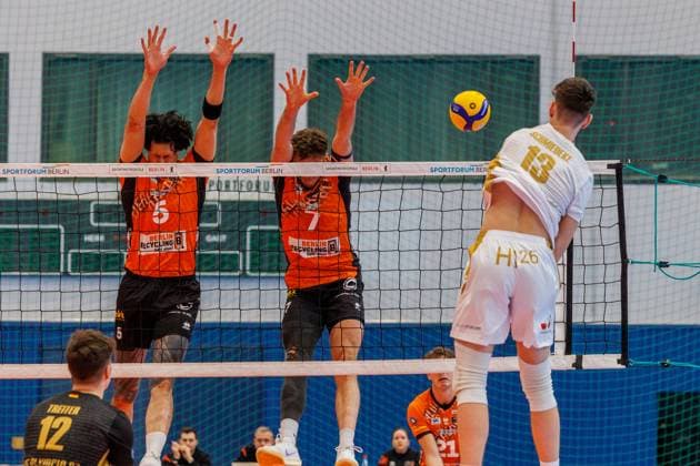 Kilian Schmiedeke VC Olympia Berlin, 13 smashes the ball, Nehemiah Mote BR Volleys, 05 and Simon Plaskie BR Volleys, 07 try to fend off, BRVolleys vs VC Olympia Berlin, 1 Bundesliga, 2025 01 22 Berlin Berlin Land Copyright: xFootxBowl ThomasxSobotzkix