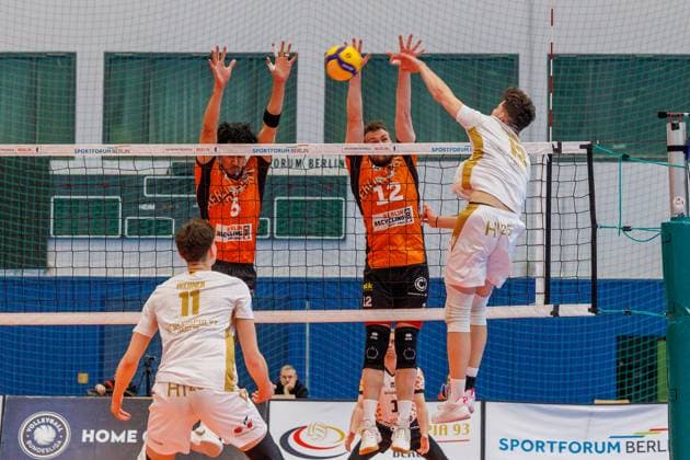 Kilian Schmiedeke VC Olympia Berlin, 13 smashes the ball, Nehemiah Mote BR Volleys, 05 and Jan Forna BR Volleys, 12 try to clear, BRVolleys vs VC Olympia Berlin, 1 Bundesliga, 2025 01 22 , Berlin Berlin Land Copyright: xFootxBowl ThomasxSobotzkix